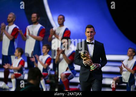 Miroslav Klose détient le trophée de la coupe du monde sur scène avant le tirage au sort final de la coupe du monde de la FIFA 2018 au Palais du Kremlin d'Etat de 01 décembre 2017 à Moscou, en Russie. (Photo par Igor Russak/NurPhoto) Banque D'Images