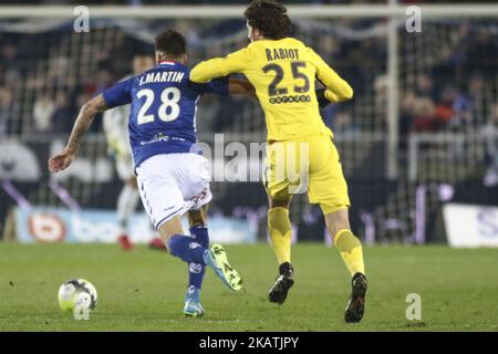 Rabiot Adrien (R) du PSG vit Martin Jonas 28 de Strabourg lors du match de football français L1 entre Strasbourg (RCSA) et Paris Saint-Germain (PSG) au stade Meinau à Strasbourg, dans l'est de la France, sur 2 décembre 2017. (Photo par Elyxandro Cegarra/NurPhoto) Banque D'Images