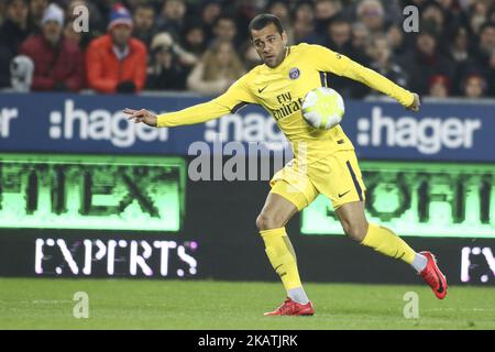 Dani Alves du PSG lors du match de football français L1 entre Strasbourg (RCSA) et Paris Saint-Germain (PSG) au stade Meinau à Strasbourg, dans l'est de la France, sur 2 décembre 2017. (Photo par Elyxandro Cegarra/NurPhoto) Banque D'Images