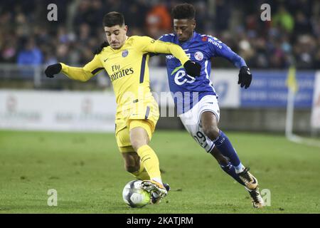 Le Cap Verdien de Strasbourg a avancé Nuno Da Costa (R) et le défenseur espagnol de Paris Saint-Germain Yuri Berchiche lors du match de football français L1 entre Strasbourg (RCSA) et Paris Saint-Germain (PSG) au stade Meinau à Strasbourg, dans l'est de la France, sur 2 décembre 2017. (Photo par Elyxandro Cegarra/NurPhoto) Banque D'Images