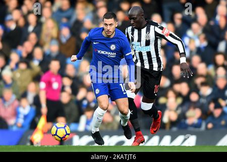 Le milieu de terrain de Chelsea Eden Hazard (10) est regardé par Mohamed Diame de Newcastle United lors du match de la Premier League entre Chelsea et Newcastle United au Stamford Bridge, Londres, Angleterre, le 2 décembre 2017. (Photo de Kieran Galvin/NurPhoto) Banque D'Images