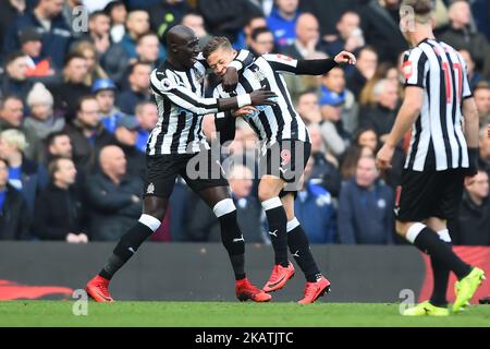 Dwight Gayle de Newcastle United célèbre son but lors du match de la Premier League entre Chelsea et Newcastle United à Stamford Bridge, Londres, Angleterre, le 2 décembre 2017. (Photo de Kieran Galvin/NurPhoto) Banque D'Images