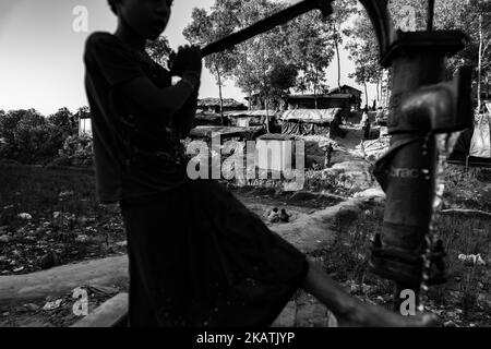 Une jeune fille de Rohingya se lave dans un puits du camp de réfugiés de Balukhali près de Cox's Bazar, au Bangladesh, au 30 novembre 2017. (Photo de Szymon Barylski/NurPhoto) Banque D'Images