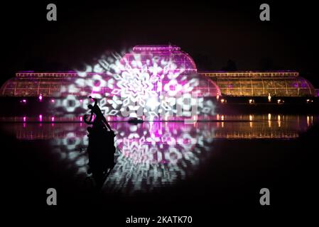 Des œuvres d'art illuminent les jardins de Kew pour l'exposition « Christmas at Kew », Londres on 3 décembre 2017. L'exposition se compose d'un sentier long d'un kilomètre qui mène les visiteurs devant des arbres chanteurs, un jardin d'incendie, des projections kaléidoscopiques et des lumières géantes inspirées de la flore. (Photo par Alberto Pezzali/NurPhoto) Banque D'Images