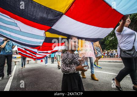 Des manifestants participent à la marche des immigrants sur l'Avenida Paulista à Sao Paulo, au Brésil, le 3 décembre 2017. Ils marchent en faveur de la visibilité des immigrés comme sujets de droits, soulignant son importance socio-économique, culturelle et historique dans le développement de la société brésilienne. La marche s'inscrit dans le cadre de la mobilisation mondiale des immigrés instituée par l'ONU le 18/12/1990. (Photo de Cris Faga/NurPhoto) Banque D'Images