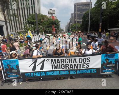 Des manifestants participent à la marche des immigrants sur l'Avenida Paulista à Sao Paulo, au Brésil, le 3 décembre 2017. Ils marchent en faveur de la visibilité des immigrés comme sujets de droits, soulignant son importance socio-économique, culturelle et historique dans le développement de la société brésilienne. La marche s'inscrit dans le cadre de la mobilisation mondiale des immigrés instituée par l'ONU le 18/12/1990. (Photo de Cris Faga/NurPhoto) Banque D'Images