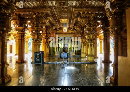 Principale salle de prière du temple hindou d'Amman à Vavuniya, Sri Lanka. Ce temple nouvellement construit est dédié à la déesse Sri Muhumariamman et est considéré comme un temple très puissant et est populaire auprès des dévotés. (Photo de Creative Touch Imaging Ltd./NurPhoto) Banque D'Images