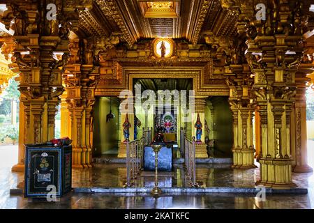 Principale salle de prière du temple hindou d'Amman à Vavuniya, Sri Lanka. Ce temple nouvellement construit est dédié à la déesse Sri Muhumariamman et est considéré comme un temple très puissant et est populaire auprès des dévotés. (Photo de Creative Touch Imaging Ltd./NurPhoto) Banque D'Images