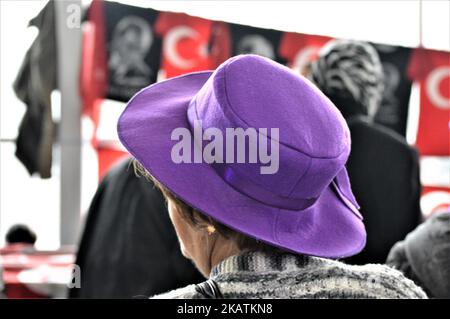 Une femme âgée est vue porter un chapeau violet lors de la principale réunion des femmes du Parti populaire républicain (CHP) pour l'égalité et la justice de l'opposition célébrant le 83rd anniversaire de la reconnaissance des droits des femmes de voter et de se tenir aux élections à Ankara, Turquie sur 5 décembre 2017. (Photo par Altan Gocher/NurPhoto) Banque D'Images