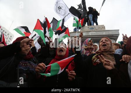 Des femmes palestiniennes criaient des slogans lors d'une protestation contre l'intention des États-Unis de déplacer leur ambassade à Jérusalem et de reconnaître la ville de Jérusalem comme capitale d'Israël, dans la ville de Gaza, 6 décembre 2017. (Photo de Majdi Fathi/NurPhoto) Banque D'Images