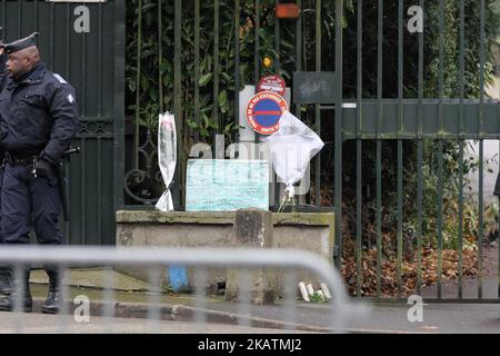 Les fans du chanteur et acteur français Johnny Hallyday apportent des fleurs près de la maison de Johnny Hallyday, à Marnes-la-Coquette sur 6 décembre 2017. Johnny Hallyday, la star rock la plus connue de France, est décédé à l'âge de 74 ans après une bataille contre le cancer du poumon. (Photo de Michel Stoupak/NurPhoto) Banque D'Images