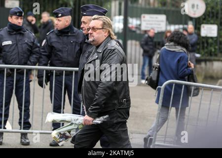 Les fans du chanteur et acteur français Johnny Hallyday apportent des fleurs près de la maison de Johnny Hallyday, à Marnes-la-Coquette sur 6 décembre 2017. Johnny Hallyday, la star rock la plus connue de France, est décédé à l'âge de 74 ans après une bataille contre le cancer du poumon. (Photo de Michel Stoupak/NurPhoto) Banque D'Images