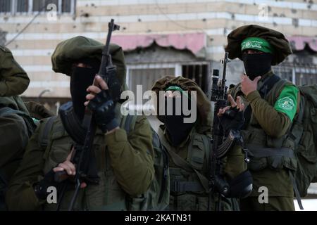 Les militants palestiniens du Hamas prennent part à une protestation contre la décision du président américain Donald Trump de reconnaître Jérusalem comme la capitale d'Israël, dans le nord de la bande de Gaza 7 décembre 2017. (Photo de Majdi Fathi/NurPhoto) Banque D'Images