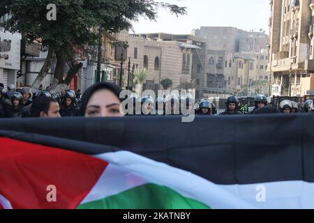 Les manifestants criaient des slogans lors d'une manifestation anti-Trump contre Israël à la mosquée al-Azhar au Caire, Égypte, le 08 décembre 2017. Le 06 décembre, le président AMÉRICAIN Donald J. Trump a annoncé qu'il reconnaissait Jérusalem comme la capitale israélienne et qu'il délocalisera l'ambassade des États-Unis de tel Aviv à Jérusalem. (Photo de Fayed El-Geziry/NurPhoto) Banque D'Images