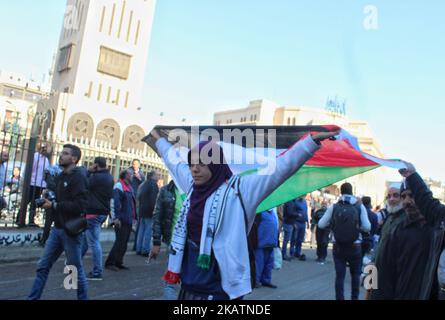 Les manifestants criaient des slogans lors d'une manifestation anti-Trump contre Israël à la mosquée al-Azhar au Caire, Égypte, le 08 décembre 2017. Le 06 décembre, le président AMÉRICAIN Donald J. Trump a annoncé qu'il reconnaissait Jérusalem comme la capitale israélienne et qu'il délocalisera l'ambassade des États-Unis de tel Aviv à Jérusalem. (Photo de Fayed El-Geziry/NurPhoto) Banque D'Images