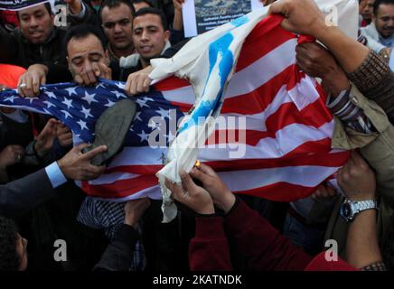 Les manifestants criaient des slogans lors d'une manifestation anti-Trump contre Israël à la mosquée al-Azhar au Caire, Égypte, le 08 décembre 2017. Le 06 décembre, le président AMÉRICAIN Donald J. Trump a annoncé qu'il reconnaissait Jérusalem comme la capitale israélienne et qu'il délocalisera l'ambassade des États-Unis de tel Aviv à Jérusalem. (Photo de Fayed El-Geziry/NurPhoto) Banque D'Images