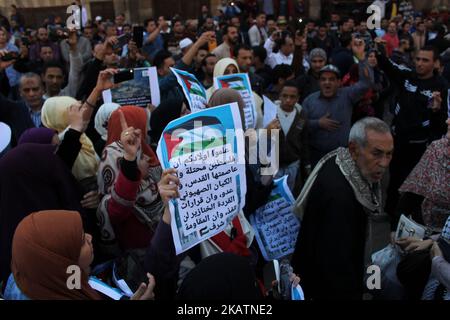 Les manifestants criaient des slogans lors d'une manifestation anti-Trump contre Israël à la mosquée al-Azhar au Caire, Égypte, le 08 décembre 2017. Le 06 décembre, le président AMÉRICAIN Donald J. Trump a annoncé qu'il reconnaissait Jérusalem comme la capitale israélienne et qu'il délocalisera l'ambassade des États-Unis de tel Aviv à Jérusalem. (Photo de Fayed El-Geziry/NurPhoto) Banque D'Images