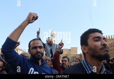 Les manifestants criaient des slogans lors d'une manifestation anti-Trump contre Israël à la mosquée al-Azhar au Caire, Égypte, le 08 décembre 2017. Le 06 décembre, le président AMÉRICAIN Donald J. Trump a annoncé qu'il reconnaissait Jérusalem comme la capitale israélienne et qu'il délocalisera l'ambassade des États-Unis de tel Aviv à Jérusalem. (Photo de Fayed El-Geziry/NurPhoto) Banque D'Images