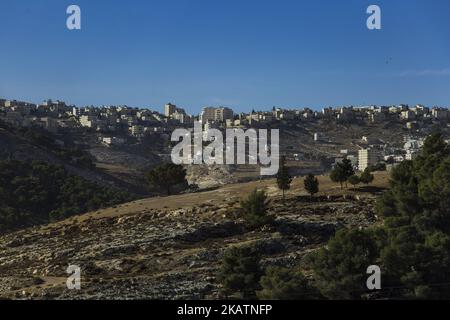 Diverses images de la vie quotidienne et du paysage de la vieille ville de Jérusalem. La vieille ville est divisée dans les quartiers suivants : quartier musulman, quartier chrétien, quartier arménien, quartier juif et quartier marocain. La vieille ville de Jérusalem et ses remparts sont un site classé au patrimoine mondial de l'UNESCO depuis 1981. La ville est un lieu de pèlerinage important pour les chrétiens, les juifs et les musulmans. Au sujet de 6 décembre 2017, le président des États-Unis d'Amérique, M. Donald Trump a annoncé que les États-Unis reconnaissent Jérusalem comme la capitale de l'État d'Israël et qu'ils y déplacera bientôt l'ambassade des États-Unis. Projecte de Jérusalem Banque D'Images