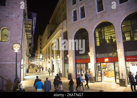 Diverses images de la vie quotidienne et du paysage de la vieille ville de Jérusalem. La vieille ville est divisée dans les quartiers suivants : quartier musulman, quartier chrétien, quartier arménien, quartier juif et quartier marocain. La vieille ville de Jérusalem et ses remparts sont un site classé au patrimoine mondial de l'UNESCO depuis 1981. La ville est un lieu de pèlerinage important pour les chrétiens, les juifs et les musulmans. Au sujet de 6 décembre 2017, le président des États-Unis d'Amérique, M. Donald Trump a annoncé que les États-Unis reconnaissent Jérusalem comme la capitale de l'État d'Israël et qu'ils y déplacera bientôt l'ambassade des États-Unis. Projecte de Jérusalem Banque D'Images