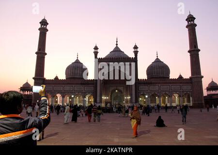 Vue générale de Jama Masjid, Old Delhi, Inde. Jamia Masjid est l'une des plus grandes mosquées d'Asie. - Masjid-i JahÄn-NumÄ, communément connu sous le nom de Jama Masjid de Delhi, est l'une des plus grandes mosquées d'Inde. Il a été construit par l'empereur Mughal Shah Jahan entre 1644 et 1656 pour un coût de 1 millions de roupies, et a été inauguré par un imam de Boukhara, l'Ouzbékistan actuel. (Photo de Nasir Kachroo/NurPhoto) Banque D'Images