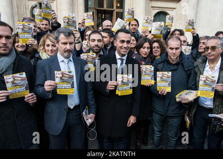 Luigi Di Maio, Premier candidat du mouvement des 5 étoiles, a lancé aujourd'hui sur la Piazza Montecitorio à Rome la prochaine campagne électorale qui aura lieu dans les premiers mois de l'année prochaine sur 7 décembre 2017 à Rome, Italie (photo par Andrea Ronchini/NurPhoto) Banque D'Images