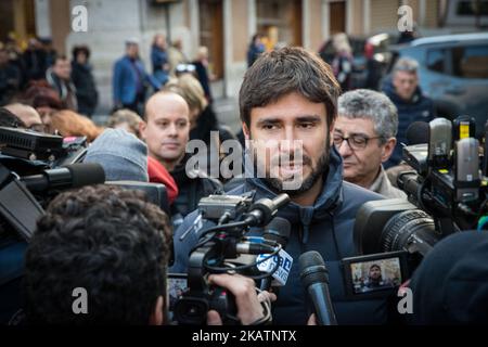 Alessandro Di Battista, du mouvement des 5 étoiles, a lancé aujourd'hui sur la Piazza Montecitorio à Rome la prochaine campagne électorale qui se tiendra dans les premiers mois de l'année prochaine sur 7 décembre 2017 à Rome, Italie. (Photo par Andrea Ronchini/NurPhoto) Banque D'Images