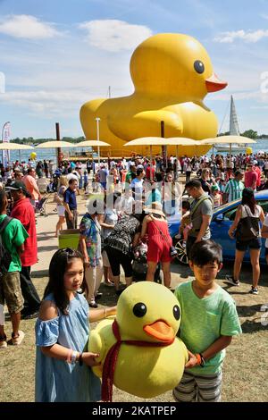 Le plus grand canard de caoutchouc au monde est arrivé à Toronto, en Ontario, au Canada, sur 03 juillet 2017. Le canard géant en caoutchouc a visité la ville de Toronto dans le cadre du Redpath Waterfront Festival. Le canard gonflable de 13 600 kg a été créé par l'artiste néerlandais Florentijn Hofman et mesure plus de 27 mètres de long et près de six étages. (Photo de Creative Touch Imaging Ltd./NurPhoto) Banque D'Images