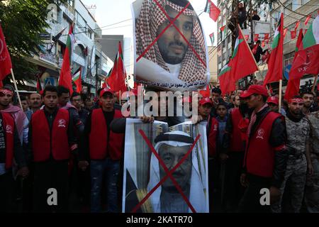 Les partisans du Front populaire palestinien pour la libération de la Palestine brûlent des photos du roi saoudien Salman bin Abdulaziz Al Saud, Et le prince héritier saoudien Mohammed ben Salman, lors d'une manifestation pour protester contre la décision du président américain Donald Trump de reconnaître Jérusalem comme la capitale d'Israël, à Gaza, le samedi 9 décembre 2017. (Photo de Majdi Fathi/NurPhoto) Banque D'Images