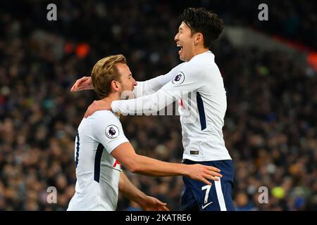 Heung-min son et Harry Kane de Tottenham célèbrent le troisième but de Tottenham lors du match de la Premier League entre Tottenham Hotspur contre Stoke City au stade Wembley, Londres, Angleterre, le 09 décembre 2017 (photo de Kieran Galvin/NurPhoto) Banque D'Images