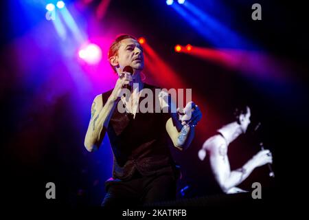 Dave Gahan, du groupe électronique anglais Depeche mode, se produit en direct à Pala Alpitour Italie à Turin, Italie, le 9 décembre 2017. (Photo de Roberto Finizio/NurPhoto) Banque D'Images