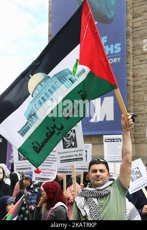 Les manifestants brandient des drapeaux palestiniens lors d'une manifestation à Toronto, au Canada, sur 29 juillet 2017, pour protester contre Israël et pour manifester leur solidarité avec les Palestiniens. Israël avait irrité les musulmans en installant des détecteurs de métal et des caméras de sécurité après une attaque de 14 juillet près du site Saint de la mosquée Al-Aqsa à Jérusalem, connu des juifs sous le nom de Mont du Temple, au cours de laquelle des hommes armés ont tué deux policiers. Cette décision a déclenché des manifestations musulmanes et des troubles mortels, et le gouvernement israélien a retiré les détecteurs de 25 juillet ainsi que les caméras. (Photo de Creative Touch Imaging Ltd./NurPhoto) Banque D'Images