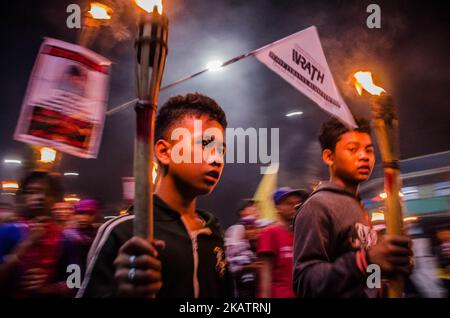 Des groupes de jeunes se joignent à des milliers d'activistes des droits de l'homme pour une manifestation organisée le 10 décembre 2017 à Manille (Philippines) à l'occasion de la Journée internationale des droits de l'homme. Des milliers de militants des droits de l'homme se rassemblent au sanctuaire de Bonifacion et se rendent à l'arche de la paix de Mendiola où ils protestent et brûlent une effigie du président Rodrigo Duterte pour montrer leur position contre les violations des droits de l'homme attribuées à sa direction. (Photo par Bernice Beltran/NurPhoto) Banque D'Images