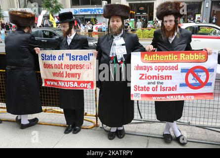 Les rabbins juifs ultra-orthodoxes ont des signes dénonçant Israël lors d'une manifestation à Toronto, au Canada, sur 29 juillet 2017. Musulmans et juifs se sont rassemblés pour protester contre Israël et pour manifester leur solidarité avec la Palestine. (Photo de Creative Touch Imaging Ltd./NurPhoto) Banque D'Images