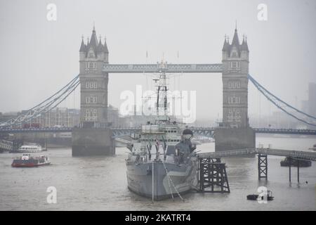 Vue sur le Shard sous une chute de neige, Londres sur 10 décembre 2017. Selon la BBC, les chutes de neige les plus profondes au Royaume-Uni se sont faites à Sennybridge, près de Brecon au pays de Galles, où jusqu'à 30cm (12in) de neige ont été enregistrées. Des avertissements ont également été prolongés pour la neige et des vents forts de 80mph (130km/h) sont possibles dans le sud de l'Angleterre. Un ferry de 300 personnes à bord s'est échoué en plein vent à Calais, dans le nord de la France. (Photo par Alberto Pezzali/NurPhoto) Banque D'Images