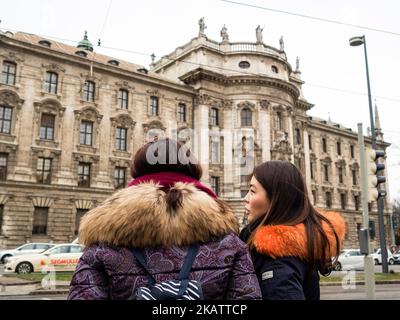 12 décembre, Munich. L'air le plus froid de la saison pourrait se sentir à Munich tout le week-end dernier. Les jours précédant le jour de Noël, Munich, l'une des villes les plus importantes d'Allemagne, était pleine de touristes appréciant la neige et les nombreuses attractions de la ville. Munich, la capitale de la Bavière et la troisième plus grande ville d'Allemagne, se trouve sur la rivière Isar, en bordure des Alpes bavaroises. Le point central du centre-ville historique de Munich est la grande place ouverte, la Marienplatz, où vous trouverez les halls de la vieille et de la nouvelle ville. (Photo par Romy Arroyo Fernandez/NurPhoto) Banque D'Images