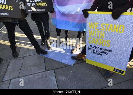 Des personnes se sont rassemblées à l'extérieur de l'ambassade de Finlande pour soutenir la campagne Sakris Kupila, Londres sur 11 décembre 2017. Sakris Kupila est un étudiant en médecine de 21 ans qui se bat pour la réforme des lois de reconnaissance des sexes en Finlande. (Photo par Alberto Pezzali/NurPhoto) Banque D'Images