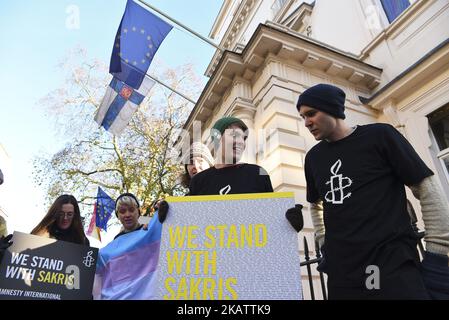 Des personnes se sont rassemblées à l'extérieur de l'ambassade de Finlande pour soutenir la campagne Sakris Kupila, Londres sur 11 décembre 2017. Sakris Kupila est un étudiant en médecine de 21 ans qui se bat pour la réforme des lois de reconnaissance des sexes en Finlande. (Photo par Alberto Pezzali/NurPhoto) Banque D'Images