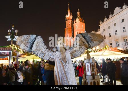 Un bus vu à l'intérieur du très animé marché de Noël de Cracovie sur la place principale avec des milliers de locaux et de visiteurs de l'étranger. Samedi, 9 décembre 2017, à Cracovie, en Pologne. (Photo par Artur Widak/NurPhoto) Banque D'Images