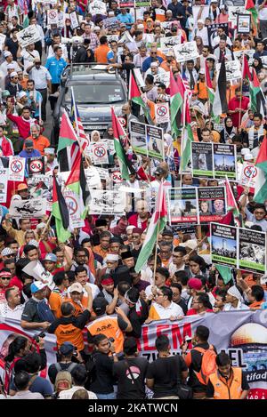 Des centaines de manifestants musulmans malaisiens défilent à l'ambassade des États-Unis lors d'une manifestation à Kuala Lumpur, en Malaisie, sur 15 décembre 2017. Ils protestent à l'extérieur de l'ambassade des États-Unis au sujet de la décision controversée de Washington de reconnaître Jérusalem comme la capitale d'Israël. (Photo de Chris Jung/NurPhoto) Banque D'Images