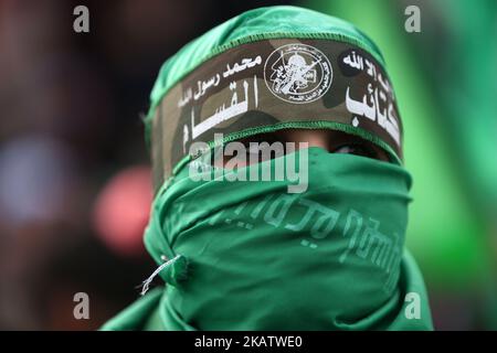 Les Palestiniens partisans du Hamas assistent à un rassemblement marquant le 30th anniversaire de la fondation du mouvement Hamas, à Gaza, à 14 décembre 2017. (Photo de Majdi Fathi/NurPhoto) Banque D'Images