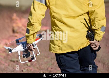 Un pompier tient un drone lors d'une démonstration médiatique par le service des incendies de Los Angeles à Los Angeles, en Californie, sur 14 décembre 2017. Le LAFD a déployé pour la première fois les drones Phantom 4 Pro et Matrice 100 de DJI pendant le feu de forêt de Skirball.(photo de Ronen Tivony/NurPhoto) Banque D'Images