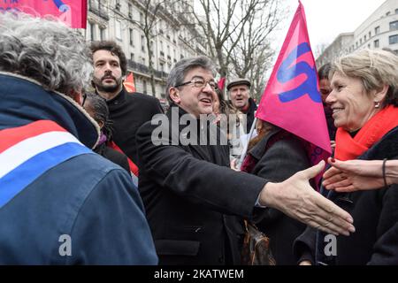 Parti d'extrême-gauche française la France Insumise membre du Parlement Jean-Luc Melenson participe à une cérémonie des inspecteurs du travail devant le ministère de la Santé et des Affaires sociales pour le respect des libertés syndicales à l'inspection du travail à Paris, France, le 14 décembre 2017. (Photo de Julien Mattia/NurPhoto) Banque D'Images