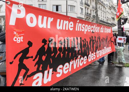 Démonstration d'inspecteurs du travail devant le Ministère de la santé et des affaires sociales pour le respect des libertés syndicales à l'inspection du travail à l'appel des syndicats CGT et FSU et en présence de Jean-Luc Mélenchon, Daniele Obono, Eric coquerel et Alexis corbière de France Insoumise mouvement à Paris, France, le 14 décembre 2017. (Photo de Julien Mattia/NurPhoto) Banque D'Images