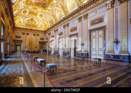 Salle du trône du Palais Royal de Caserta à Caserta, dans le sud de l'Italie, construite pour les rois Bourbon de Naples. C'est l'un des plus grands palais érigés en Europe au cours du 18th siècle. En 1997, le palais a été classé au patrimoine mondial de l'UNESCO; sa nomination l'a décrit comme « le chant cygne de l'art spectaculaire du baroque, à partir duquel il a adopté toutes les caractéristiques nécessaires pour créer les illusions de l'espace multidirectionnel ». En termes de volume, le Palais Royal de Caserta est la plus grande résidence royale au monde avec plus de 2 millions de m³ et couvrant une superficie d'environ 235 000 m². Activé Banque D'Images