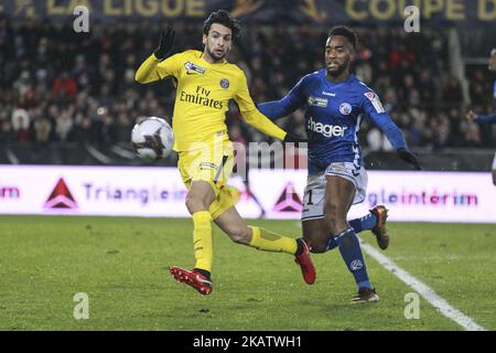 La défenseuse française de Strasbourg, Yoann Salmier (R), est en présence de Javier PASTORE de Paris Saint-Germain lors du match de la coupe de la Ligue française, Round 16, entre Strasbourg et Paris Saint Germain sur 13 décembre 2017 à Strasbourg, France. (Photo par Elyxandro Cegarra/NurPhoto) Banque D'Images