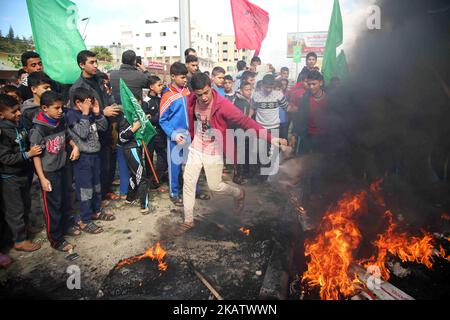 Les manifestants palestiniens brûlent une affiche représentant le président américain Donald Trump lors d'une protestation contre la décision de Trump de reconnaître Jérusalem comme la capitale d'Israël, près du centre de la bande de Gaza 15 décembre 2017. (Photo de Majdi Fathi/NurPhoto) Banque D'Images