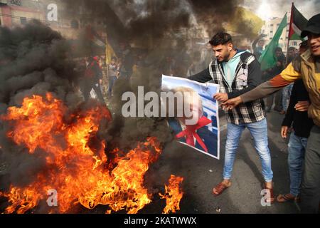 Les manifestants palestiniens brûlent une affiche représentant le président américain Donald Trump lors d'une protestation contre la décision de Trump de reconnaître Jérusalem comme la capitale d'Israël, près du centre de la bande de Gaza 15 décembre 2017. (Photo de Majdi Fathi/NurPhoto) Banque D'Images