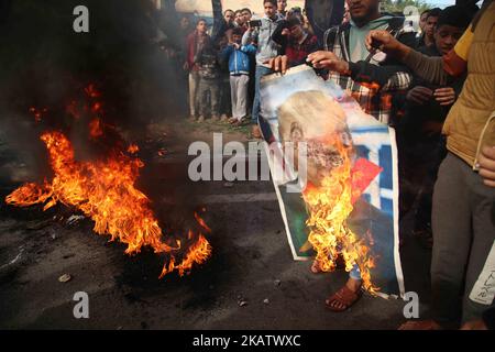 Les manifestants palestiniens brûlent une affiche représentant le président américain Donald Trump lors d'une protestation contre la décision de Trump de reconnaître Jérusalem comme la capitale d'Israël, près du centre de la bande de Gaza 15 décembre 2017. (Photo de Majdi Fathi/NurPhoto) Banque D'Images