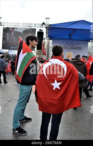 Un homme porte un drapeau turc tandis qu'un autre homme porte un drapeau palestinien alors que des manifestants pro-palestiniens prennent part à un rassemblement contre la reconnaissance par le président américain Donald Trump de la ville de Jérusalem comme capitale d'Israël, à Ankara, en Turquie sur 17 décembre 2017. (Photo par Altan Gocher/NurPhoto) Banque D'Images